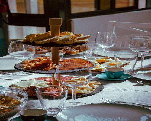 Mesa con alimentación variada y fresca